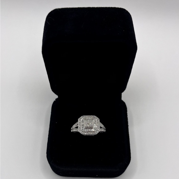0.70 CT Cushion Cut Natural Diamond Baguette Ring - Picture 1 of 11